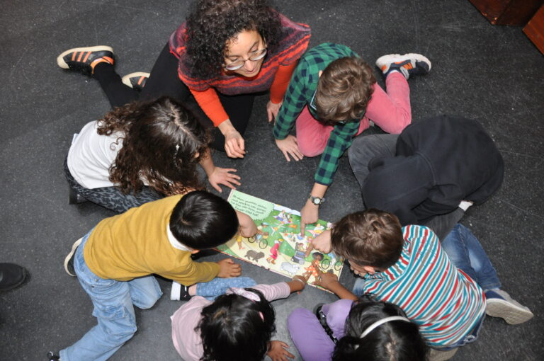 Um Vielfalt gemeinsam zu entdecken und zu thematisieren, nutzen wir u. a. eine Breite an achtsamer Literatur.