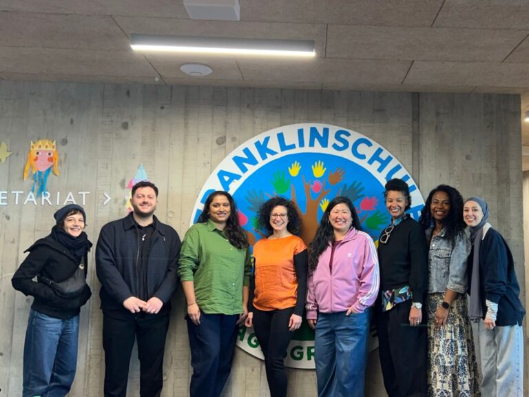 Begleitet von unserem erfahrenen Multiplikator*innen-Team lernen Kinder im Kindergarten- und Grundschulalter in den Workshops, diskriminierende Situationen zu erkennen und sich davor zu schützen.