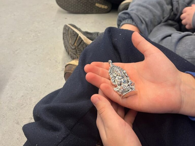 In den Workshops lernen Kinder unterschiedliche Religionen kennen – wie hier die hinduistische Gottheit Ganesha.