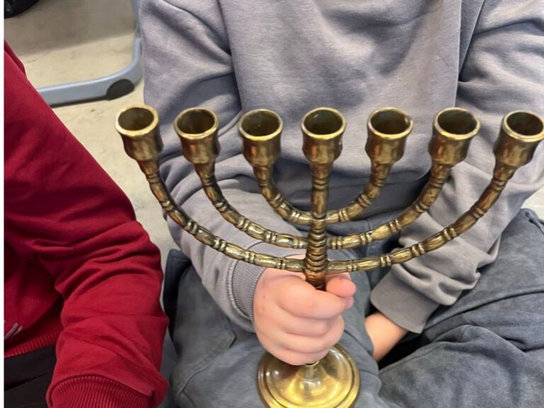 Die Menora ist eines der wichtigsten Symbole im jüdischen Glauben und steht für das Licht Gottes, das die Schatten vertreibt.