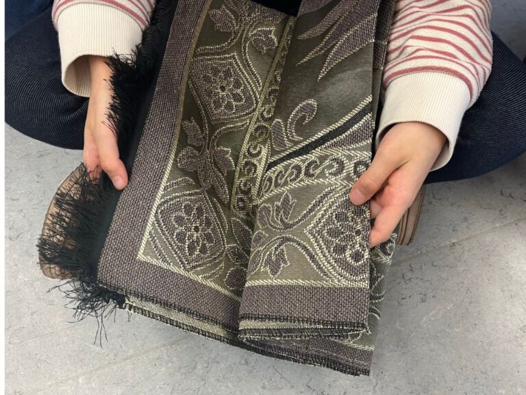 Nach islamischem Recht ist der Gebetsteppich ein reiner Stoff oder Teppich, mit dem der Boden bedeckt und so verhindert wird, dass das Gebet durch Unreinheiten auf dem Boden ungültig wird.